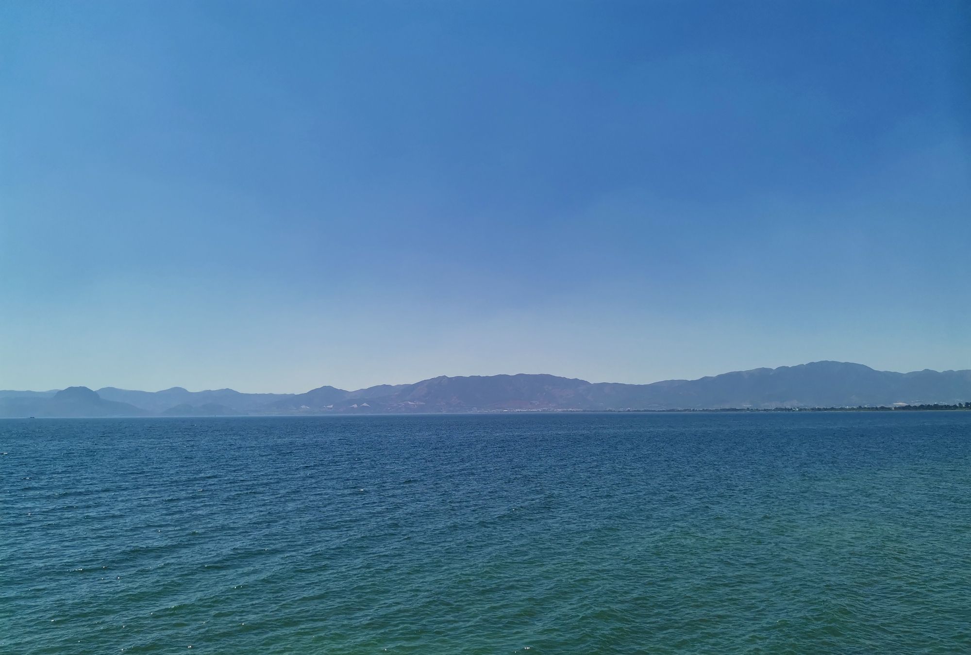 抚仙湖太美了,波光粼粼的湖面,清澈见底的水质