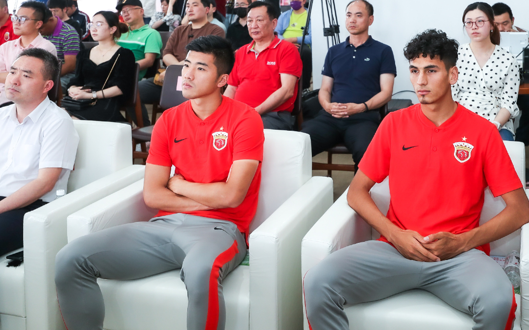 奥斯卡出任第36届海港上汽杯中学生足球赛形象大使李圣龙亮相