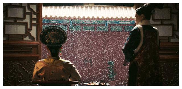 《如懿传》中的雪景要比《步步惊心》更加的凄凉,如懿和容佩行走在雪