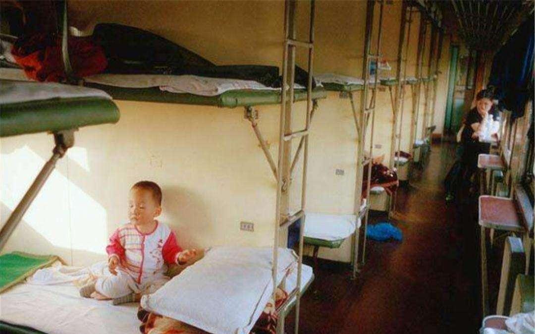 为何火车卧铺车厢要男女混住干嘛不分开呢原来另有隐情