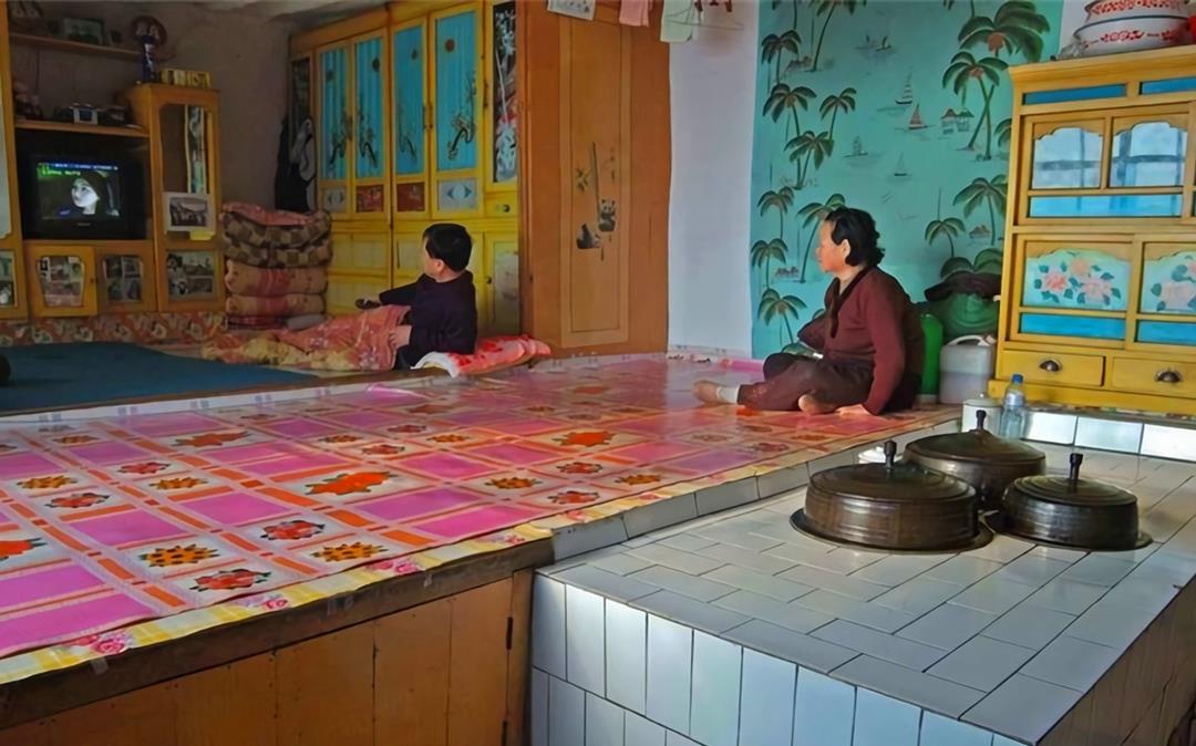 南方人不解东北喜欢一家人在炕上吃饭睡觉不嫌脏吗