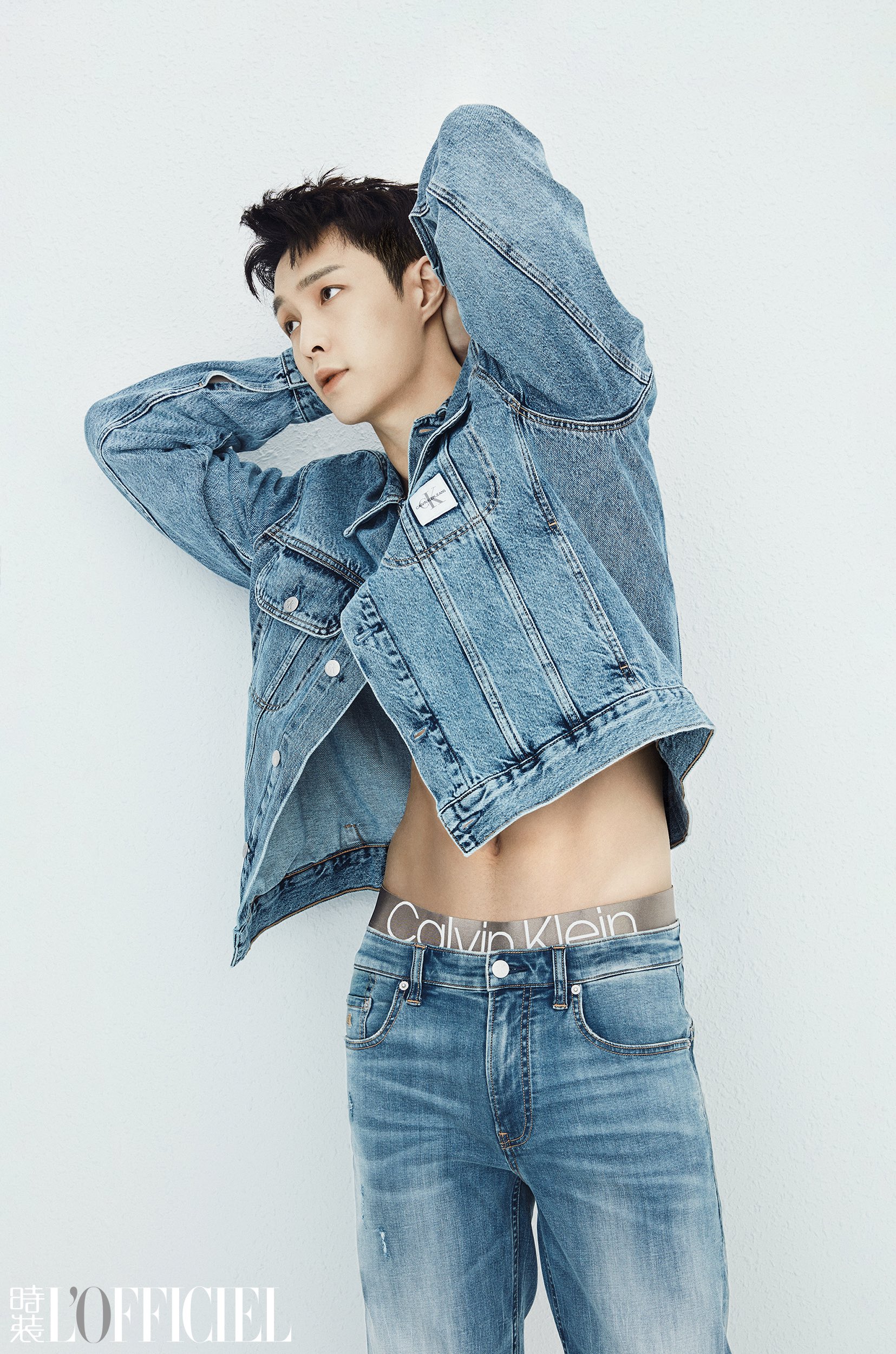 张艺兴时尚大片解锁开季封面 低调"炫腹"展不羁魅力