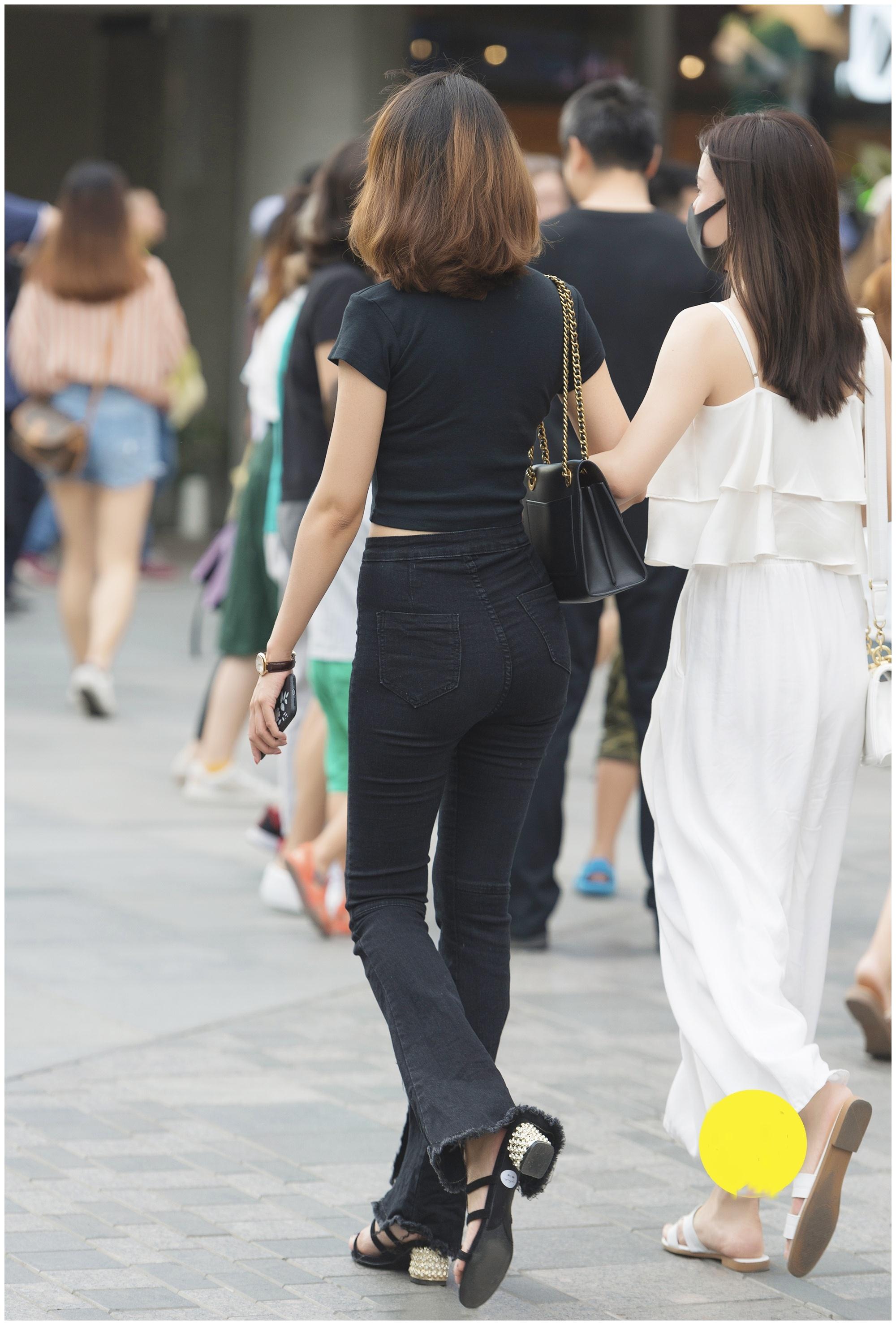 街拍美图:黑色阔腿牛仔裤搭配修身t恤展现时尚气质