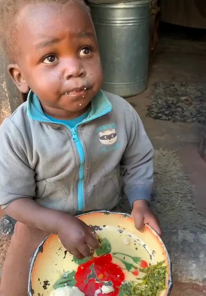 非洲小朋友吃饭的画面真的不容易啊