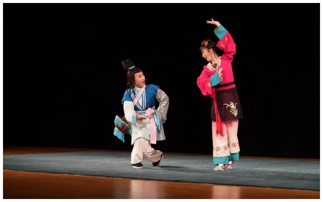 万万没想到,黄梅戏会这么好看|夫妻观灯|打猪草|黄梅戏_新浪新闻