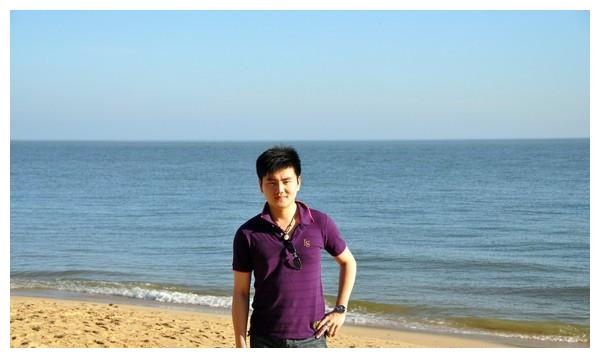 新闻联播首位80后主播严於信被赞最帅国嘴十年前照片判若两人