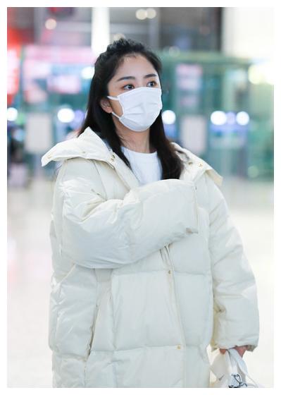 谭松韵一袭白色羽绒服现身清新甜美素颜出行状态能打少女感十足