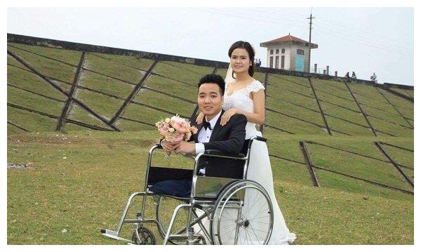 双腿残疾男子娶漂亮女孩被怀疑不能生育,如今生活幸福孩子2岁半