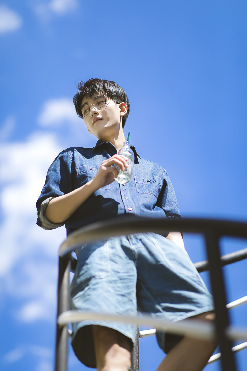 张皓伦黑框眼镜牛仔穿搭,兼具轻熟与少年魅力,轻松休闲