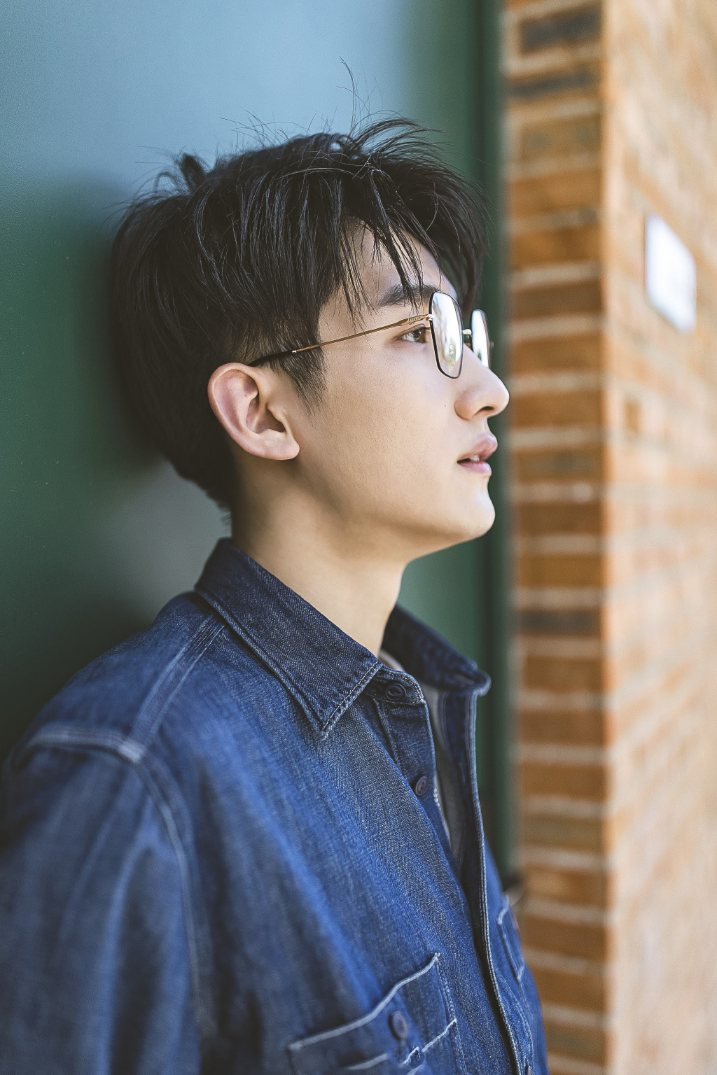 张皓伦黑框眼镜牛仔穿搭,兼具轻熟与少年魅力,轻松休闲