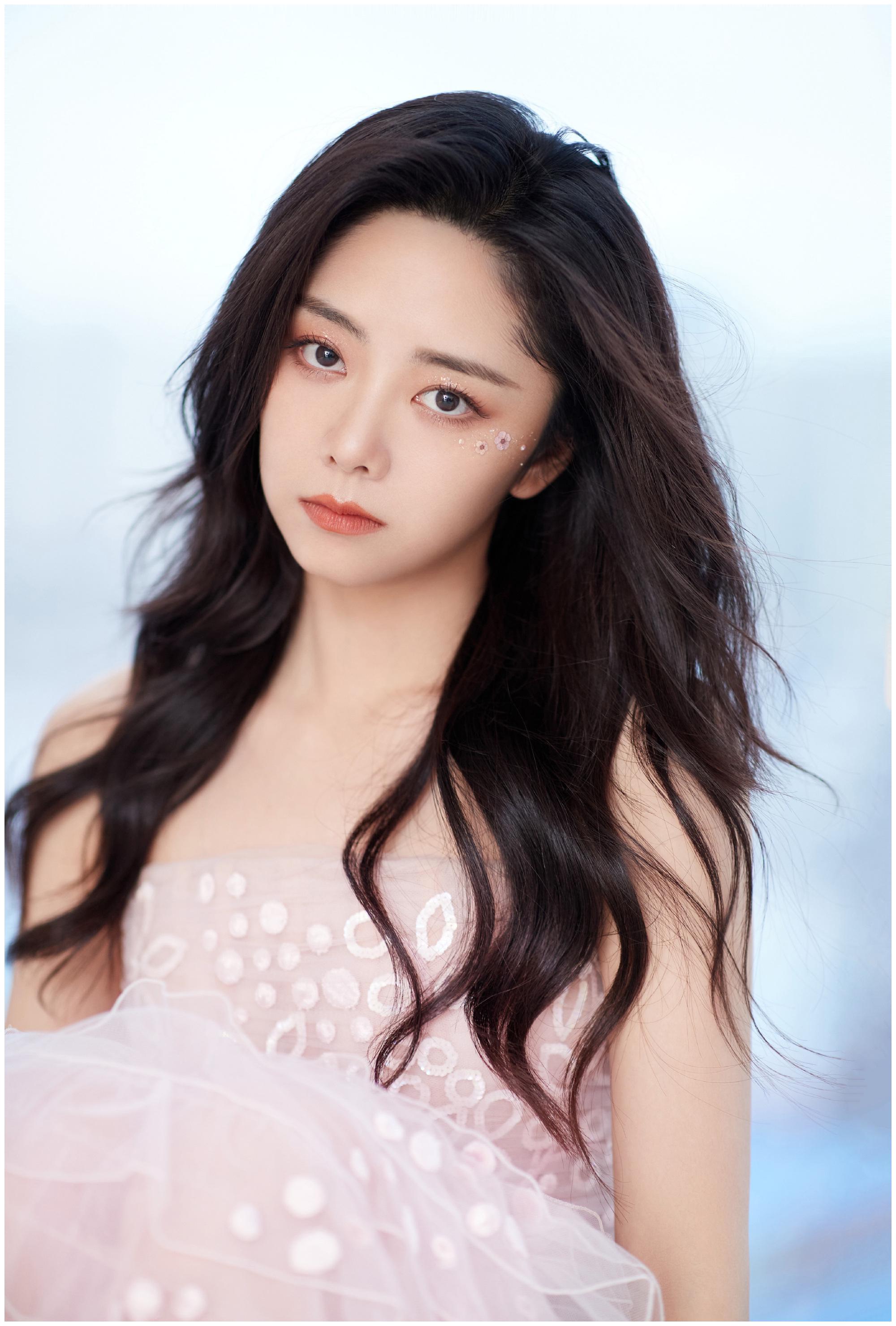 谭松韵粉色系穿搭粉色绑带v领长裙甜美气质凸显少女感