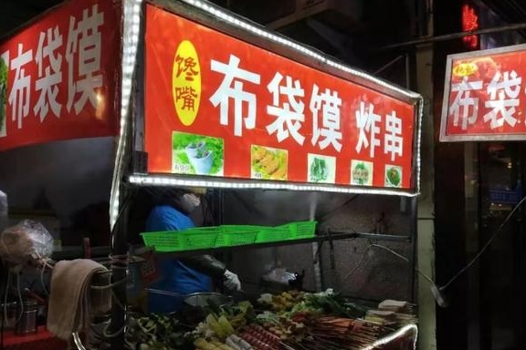 街口的一家张家布袋馍老板娘说,她在西大街已经有十多年了,每天傍晚五