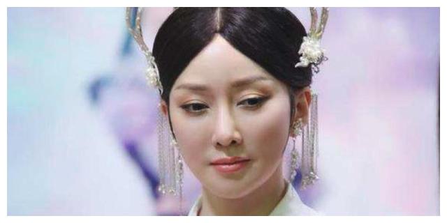 撕下出位装扮,撇开另类风格,"神婆"萨顶顶原来是素颜玉女歌手