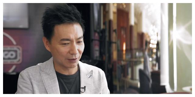 五十几岁才当上父亲的曾航生顿时感觉压力山大,但他把压力转换成为了