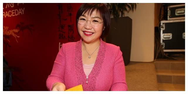 2016年时,黄晓明还跟小宋佳一同,麦美玲彼时断言2017年对他俩是一道坎