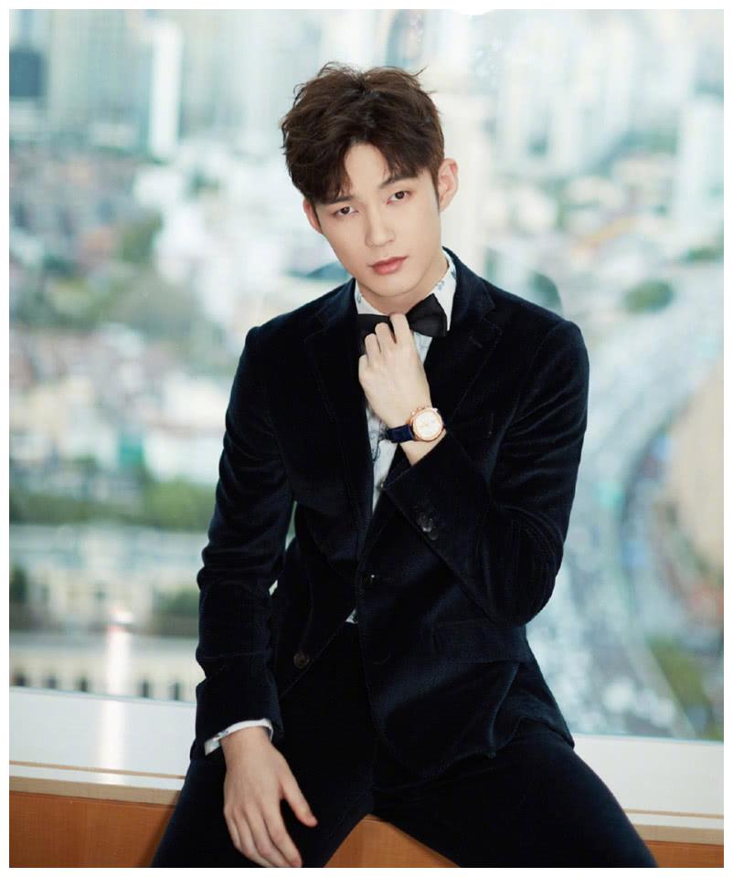 内地青年影视演员流行歌手帅哥董力黑色西装魅力写真