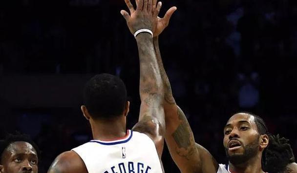 从图片上能够看到,莱昂纳德跟保罗-乔治的手掌大小差距极大,完全就像