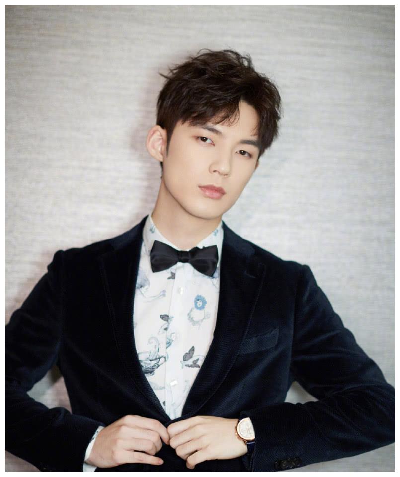 内地青年影视演员流行歌手帅哥董力黑色西装魅力写真