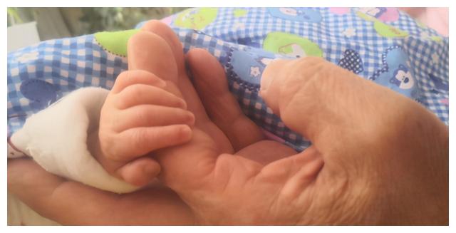 67岁田女士产女一年和儿女和解相差40岁的姐姐常看望天赐