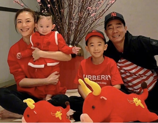 陈小春一家出游被偶遇儿子身高猛窜应采儿亲切给路人拜年获赞