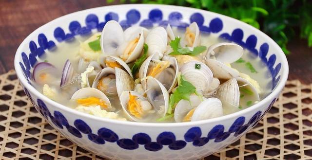 9元买的蛤蜊与鸡蛋烧汤,不加其它调味料,只加盐和油,太鲜了