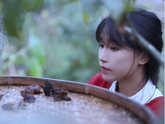 李子柒线下活动上台领奖显露真颜值无滤镜长相美到观众