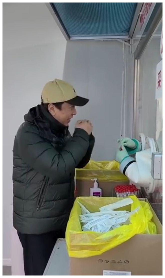 63岁冯巩做核酸检测没架子,默默排队被粉丝认出,对医生拱手致敬