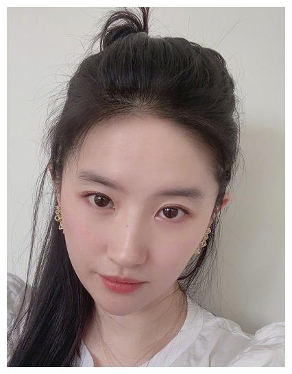 刘亦菲拍照不爱化妆,图1油光满面,图2清新,最后一张18岁