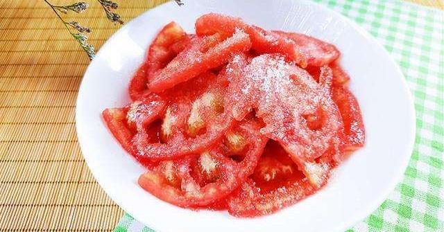 凉拌西红柿不要只会加糖了,多加一点"它",出汁又快又多更美味