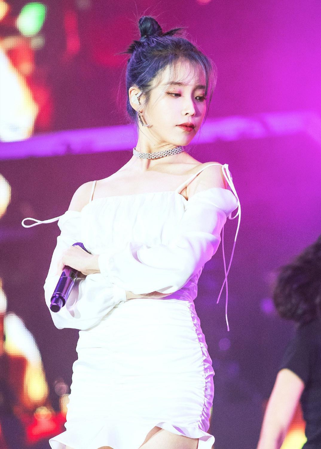 iu李智恩穿毛衣真美,黑长微卷发型清新脱俗,唇红齿白撩人于无形