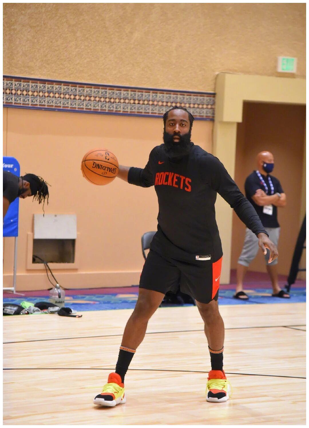 哈登亮相球队集训,休赛期苦练找回中投,能否在复赛成为杀手锏