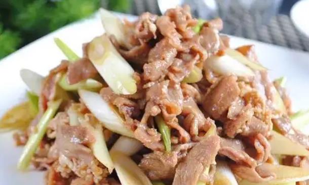 葱爆羊肉是一道大众清真风味菜肴突出香嫩味浓的风味特色