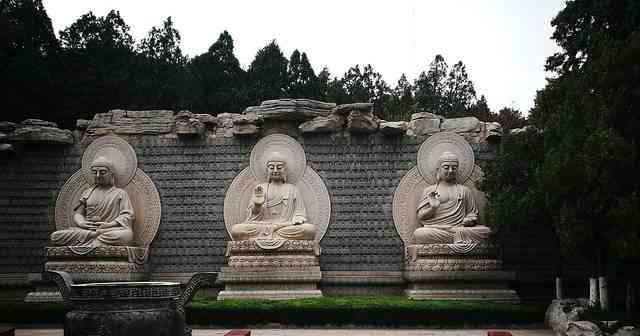 济南千佛山景区拥有罕见的大佛头游客络绎不绝