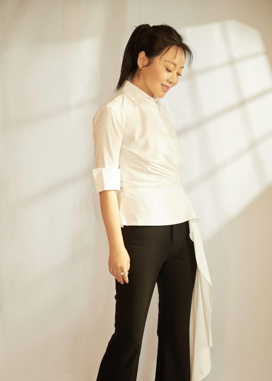 闫妮穿蓝色星光裙身材赛过当红小花镂空红皮裙时髦