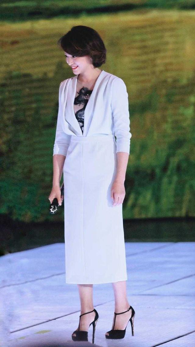 董卿西装大v领踩高跟如履平地美