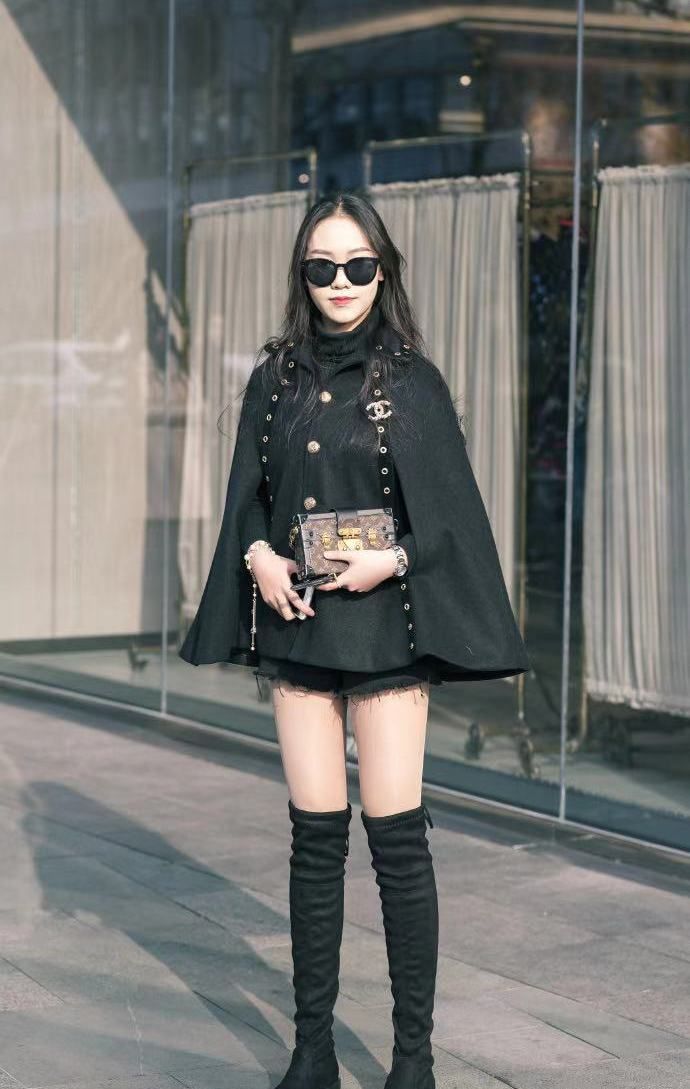 个性十足小姐姐,一身黑色系穿搭,尽显高冷女神范!