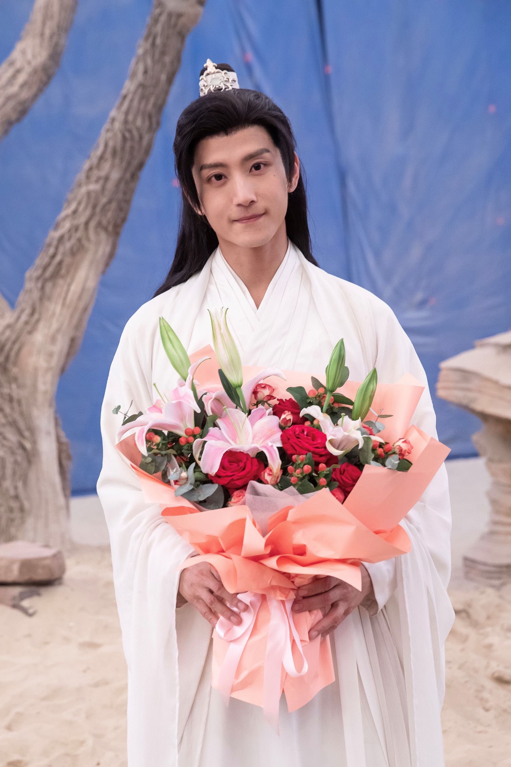 张峻宁书中公子世无双杀青一身白衣飘飘气质出尘