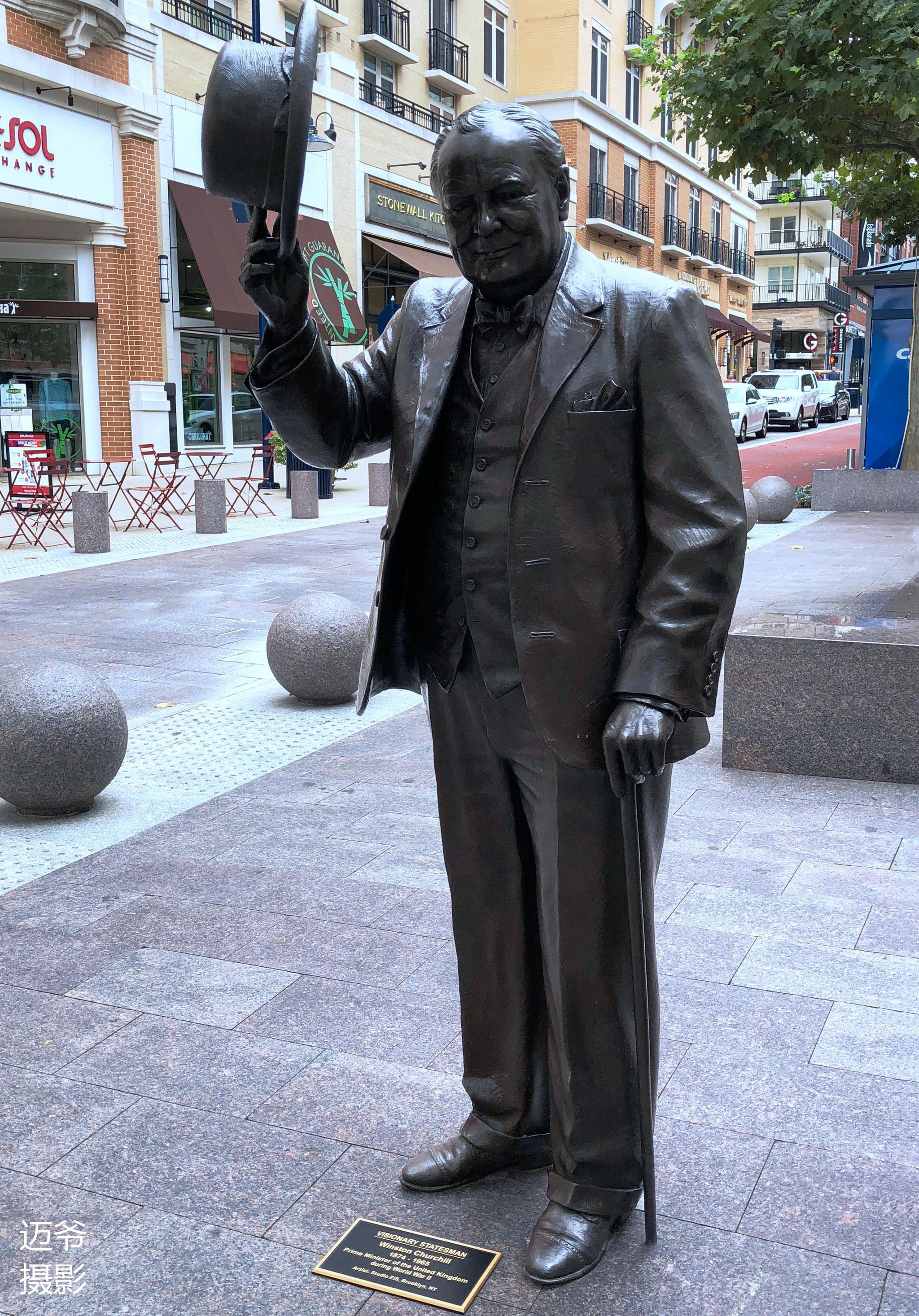 街头的名人雕塑