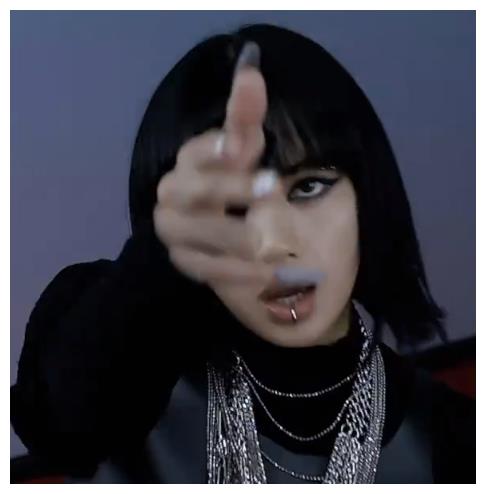 不敢信lisa居然尝试"打唇钉",当看清唇部后,是个女的都崩溃