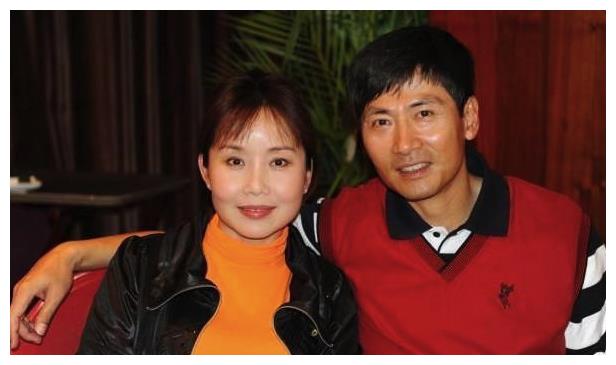 胡月跟陆剑民结婚已经30年了,夫妻两人携手走过了风风雨雨感情却从未