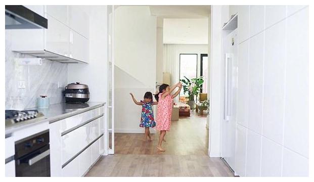 赵子琪家里的餐厅一角,空间大又显得特别浪漫.