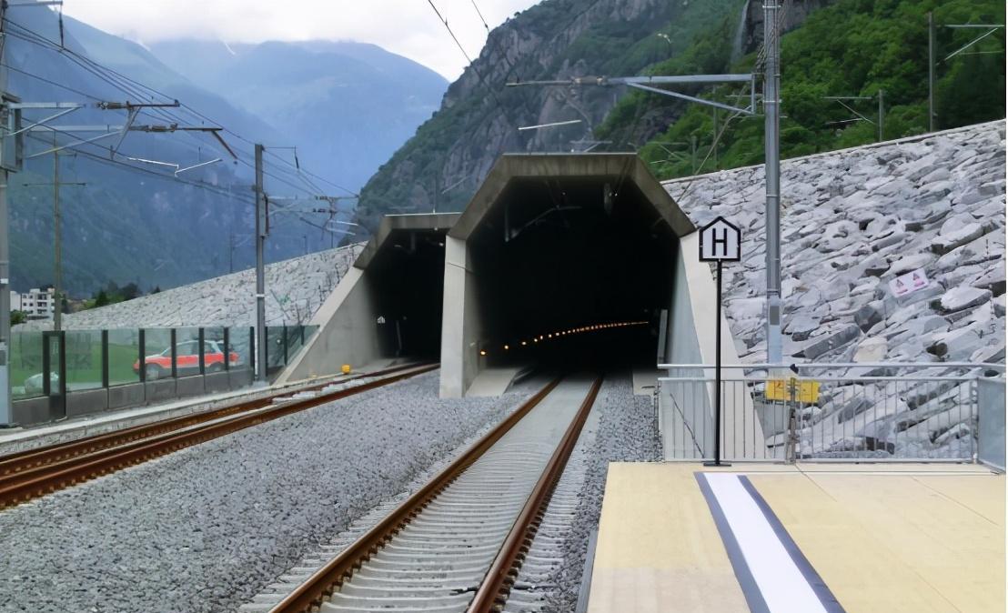 阿尔卑斯山脚下一条最长隧道,斥资661.5亿,耗时17年建成