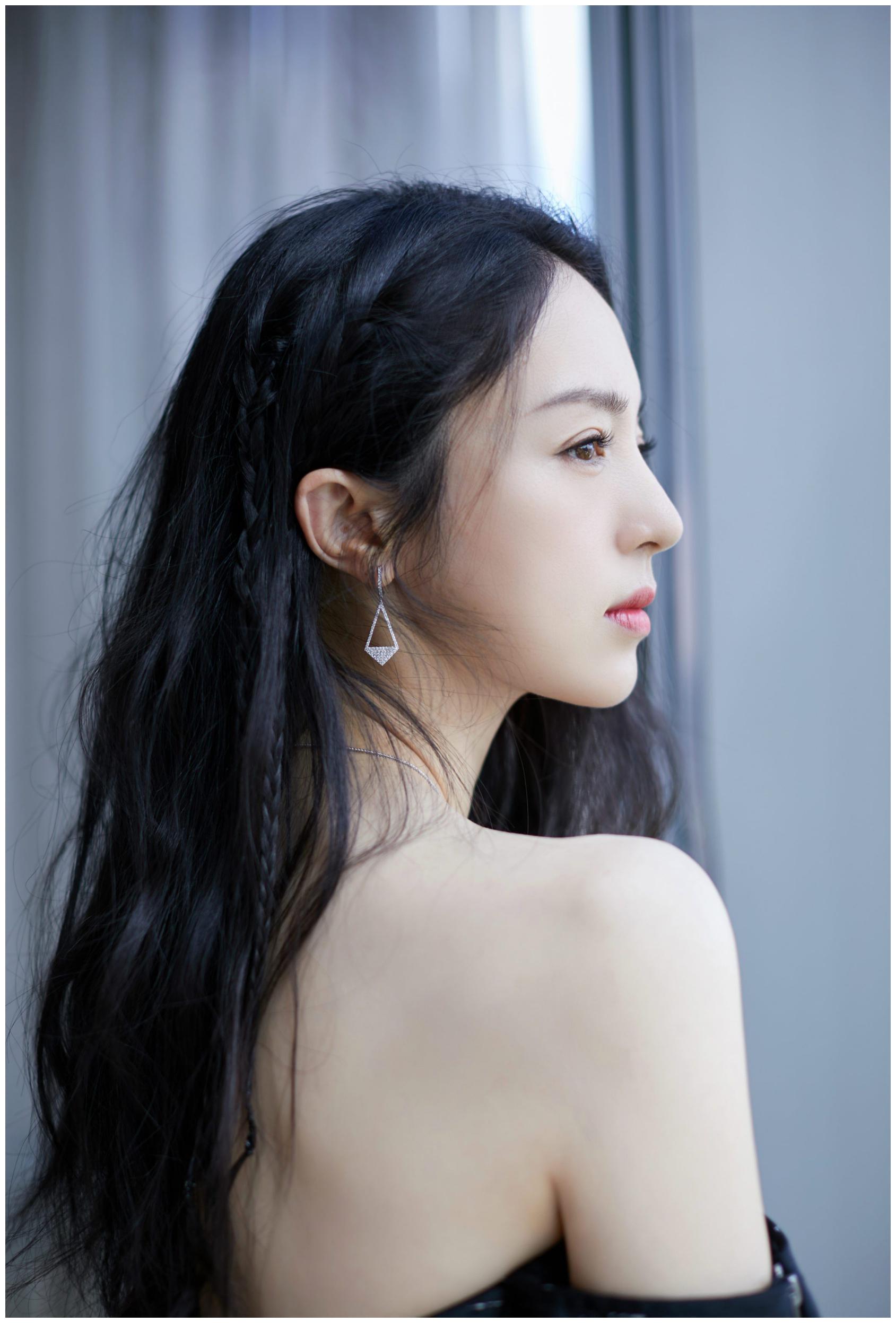 董璇晒出女儿正脸照,五官看起来非常好,长大之后也是一枚小美女