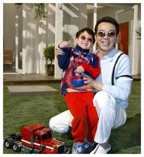 老戏骨张晨光为了娶她送4年玫瑰两个儿子都是试管婴儿