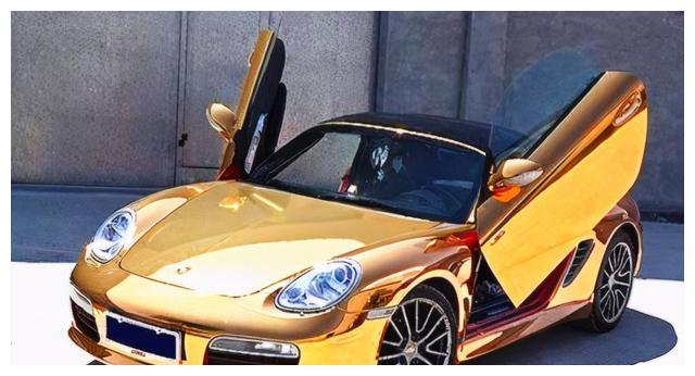 电影《急先锋》中结尾重头的飙车戏,是7辆黄金跑车在迪拜街头追逐.