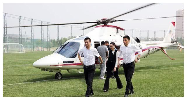 权健扛把子座驾拉风,海陆空一应俱全,