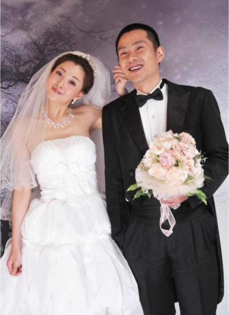 他曾是话剧团演员,和陈宝国合作被人熟知,塑造众多经典角色
