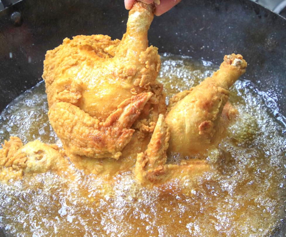 懒人炸鸡整只炸3步火候控制炸出外表酥脆肉质鲜嫩的鸡