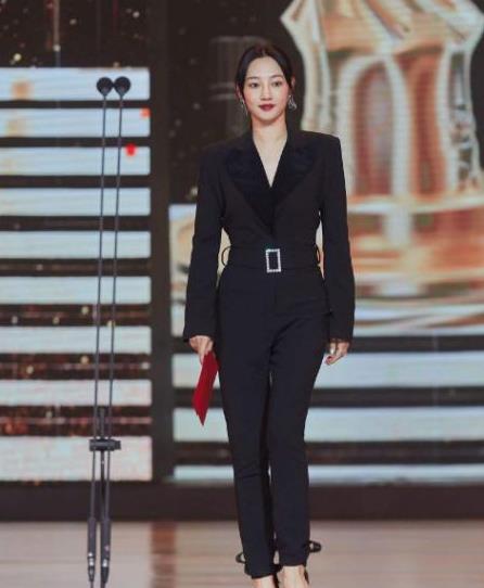 时尚的宠儿白百何小香风外套配休闲t恤造型不丑意外时尚