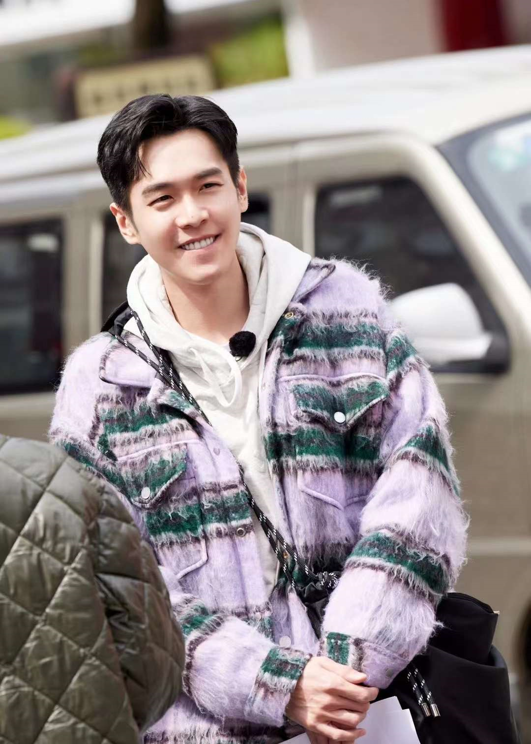 张若昀新游记里化身月老亲手系红绳助有情人蓄满缘分